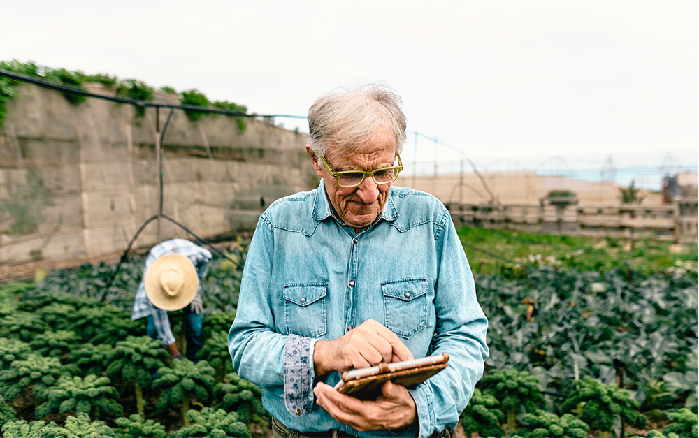 Agricultor mostrando que a tecnologia contribui na gestão Agro.